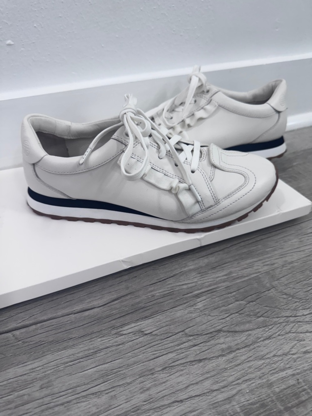 Tory Sport Ruffle Women’s Sneakers Shoes White Leather Low Top size 8M.